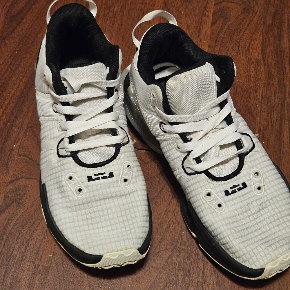 Nike Witness VII White and Black Performance Basketball Sneakers Size 8